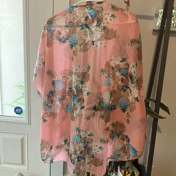 Live 4 Truth pink floral kimono - Picture 6 of 6
